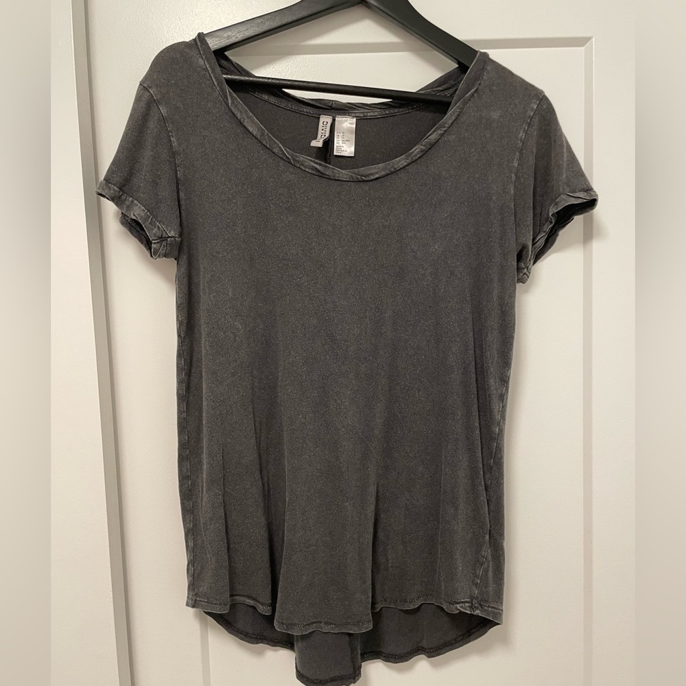 Divided scoop neck t-shirt